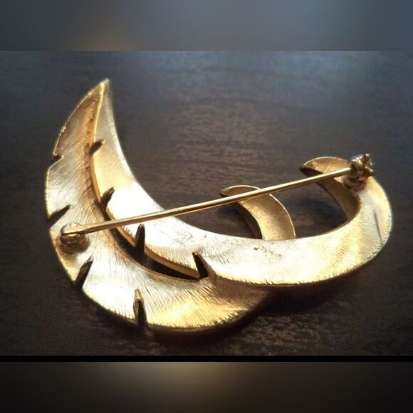 VINTAGE SIGNED CROWN TRIFARI FLORAL GOLD TONE 2" BROOCH - Picture 2 of 7